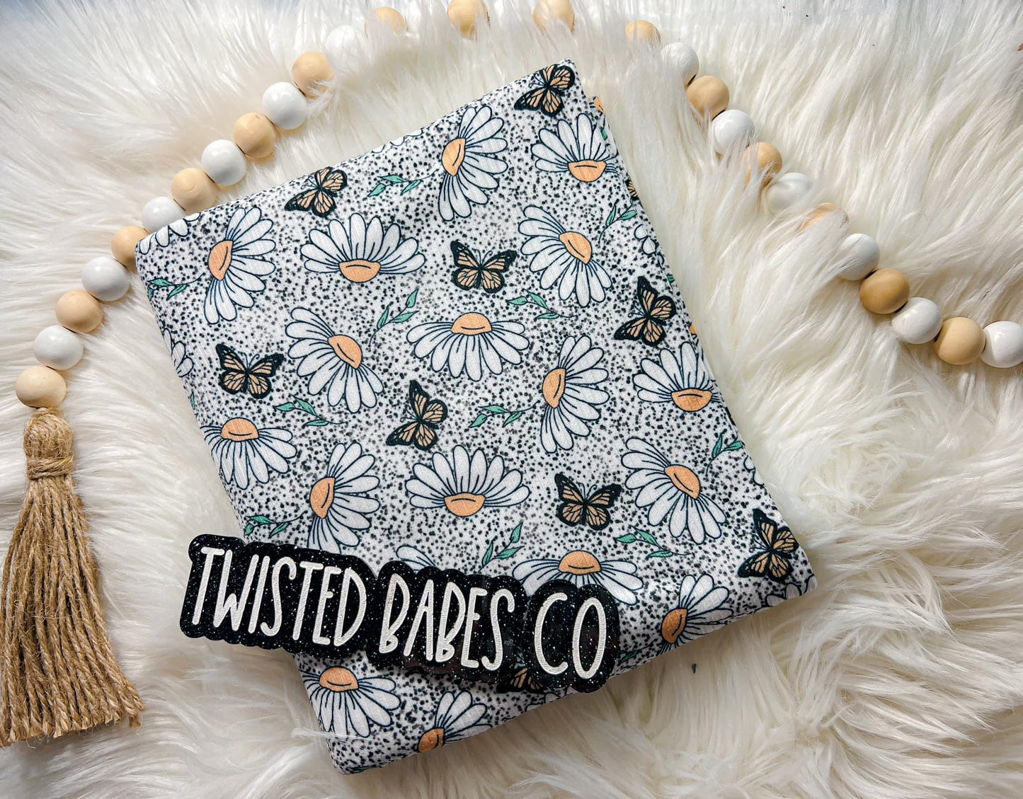Spotted Butterfly Daisies Seamless Pattern